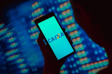 6 Mart 2024, Brezilya. Bu resimde, Caixa the Federal (CEF) logosu akıllı telefon ekranında gösterilir..