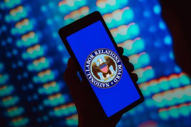6 Mart 2024, Brezilya. Bu resimde, Ulusal İşçi İlişkileri Kurulu (NLRB) logosu akıllı telefon ekranında gösterilir.