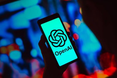 6 Mart 2024, Brezilya. Bu resimde, OpenAI logosu akıllı telefon ekranında görüntülenir