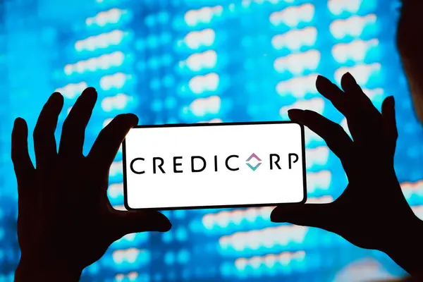 2024년 브라질 일러스트에서 Credicorp Ltd 로고가 스마트폰 화면에 표시됩니다 — 스톡 사진