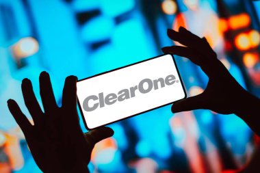 12 Mart 2024, Brezilya. Bu resimde ClearOne, Inc. logosu akıllı telefon ekranında gösteriliyor