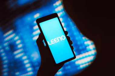 14 Mart 2024, Brezilya. Bu resimde, Leeno Endüstriyel logosu akıllı telefon ekranında gösteriliyor.