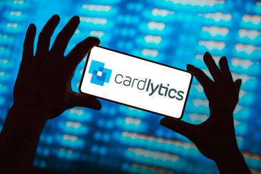 15 Mart 2024, Brezilya. Bu fotoğraf illüstrasyonunda, Cardlytics, Inc. logosu akıllı telefon ekranında gösterilir