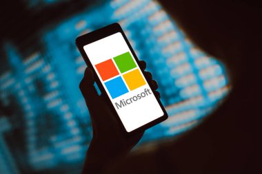 15 Mart 2024, Brezilya. Bu resimde, Microsoft Corporation logosu akıllı telefon ekranında görüntülenmektedir.