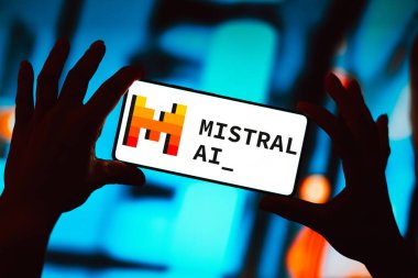 25 Mart 2024, Brezilya. Bu resimde Mistral yapay zeka logosu akıllı telefon ekranında görüntülenir.