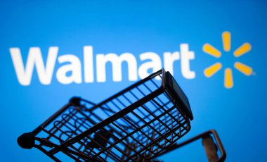 26 Mart 2024, Brezilya. Bu resimde, Walmart logosu bir alışveriş arabasıyla birlikte akıllı bir telefonda sergileniyor.
