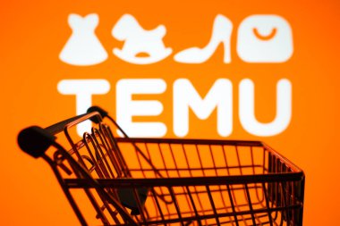 26 Mart 2024, Brezilya. Bu resimde, Temu logosu bir alışveriş arabasıyla birlikte akıllı bir telefonda sergileniyor.