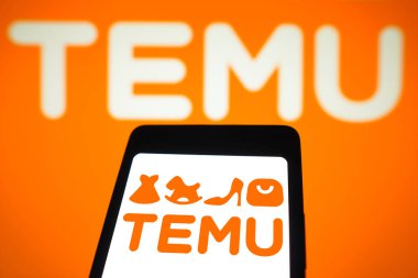 26 Mart 2024, Brezilya. Bu resimde, Temu logosu bir akıllı telefon ekranında ve arka planda gösterilir.