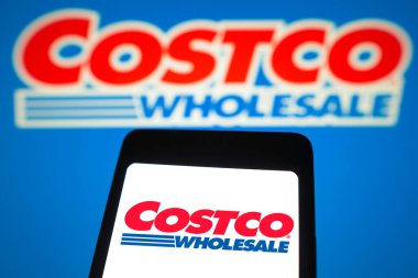 26 Mart 2024, Brezilya. Bu resimde, Costco toptan logosu bir akıllı telefon ekranında ve arka planda gösterilir.