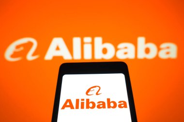 26 Mart 2024, Brezilya. Bu resimde, Alibaba Group logosu bir akıllı telefon ekranında ve arka planda gösterilir.