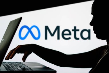 28 Mart 2024, Brezilya. Bu resimde, Meta Platformları, Inc. logosu bir kişinin siluetinin arka planında bir defter kullanarak görülür.