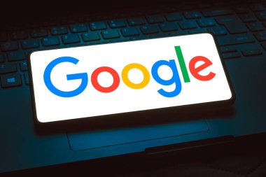 29 Mart 2024, Brezilya. Bu resimde, Google logosu akıllı telefon ekranında görüntülenir