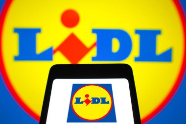 31 Mart 2024, Brezilya. Bu resimde, Lidl logosu bir akıllı telefon ekranında ve arka planda gösterilir.