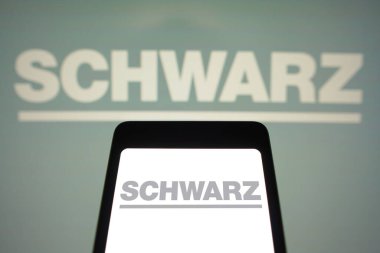 31 Mart 2024, Brezilya. Bu resimde Schwarz logosu bir akıllı telefon ekranında ve arka planda gösterilir.