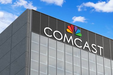 6 Nisan 2024, Brezilya. Bu üç boyutlu resimde Comcast Corporation logosu cam binanın tepesinde görülüyor.