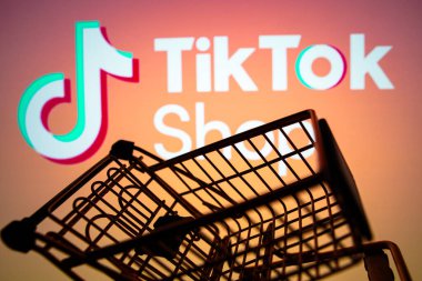 5 Nisan 2024, Brezilya. Bu resimde, TikTok Shop logosu bir alışveriş arabasıyla birlikte akıllı bir telefonda sergileniyor.