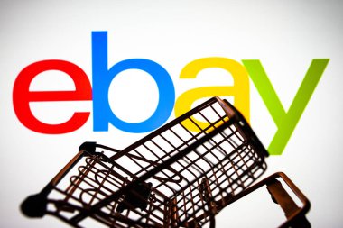 5 Nisan 2024, Brezilya. Bu resimde, eBay logosu bir alışveriş arabasıyla birlikte akıllı bir telefonda sergileniyor.