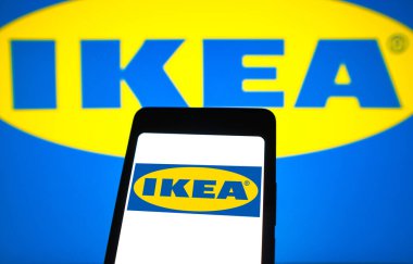 5 Nisan 2024, Brezilya. Bu resimde, IKEA logosu bir akıllı telefon ekranında ve arka planda gösterilir.