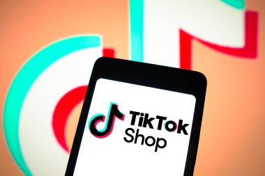 5 Nisan 2024, Brezilya. Bu resimde, TikTok Shop logosu akıllı telefon ekranında ve arka planda gösteriliyor