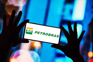 8 Nisan 2024, Brezilya. Bu resimde Petrobras logosu akıllı telefon ekranında gösteriliyor.