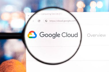 8 Nisan 2024, Brezilya. Bu fotoğraf illüstrasyonunda, Google Bulut Platformu web sitesinin ana sayfası bir bilgisayar ekranında büyüteçle görüntülenir.