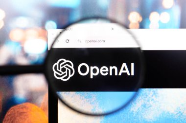8 Nisan 2024, Brezilya. Bu fotoğraf illüstrasyonunda, OpenAI web sitesinin ana sayfası bir bilgisayar ekranında büyüteçle görüntülenir