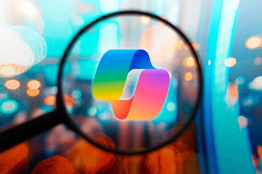 8 Nisan 2024, Brezilya. Bu fotoğraf illüstrasyonunda, bir Microsoft Copilot logosu bir büyüteçle bilgisayar ekranında görüntülenir
