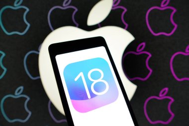 9 Nisan 2024, Brezilya. Bu resimde, iOS 18 logosu akıllı telefon ekranında görüntülenir