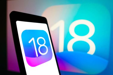 9 Nisan 2024, Brezilya. Bu resimde, iOS 18 logosu bir akıllı telefon ekranında ve arka planda gösterilir.