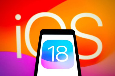 9 Nisan 2024, Brezilya. Bu resimde, iOS 18 logosu bir akıllı telefon ekranında ve arka planda gösterilir.