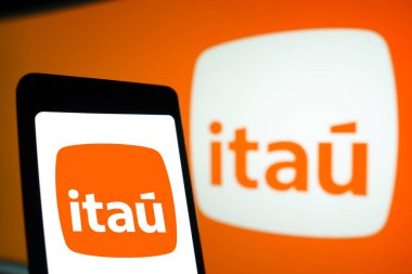 9 Nisan 2024, Brezilya. Bu resimde, Banco Ita logosu bir akıllı telefon ekranında ve arka planda gösterilir..