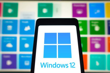 12 Nisan 2024, Brezilya. Bu resimde, Windows 12 logosu akıllı telefon ekranında görüntülenir