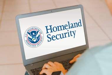 13 Nisan 2024, Brezilya. Bu resimde, ABD İç Güvenlik Bakanlığı (DHS) logosu bir dizüstü bilgisayar ekranında görüntülenmektedir.