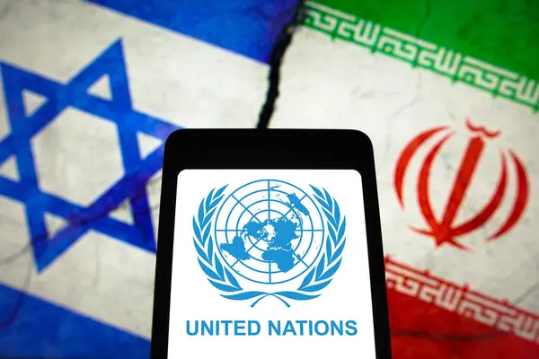 2024年4月14日 在这一图解中 联合国 标志在智能手机屏幕上展示 背景是以色列和伊朗的国旗 — 图库照片