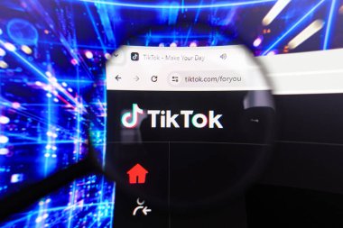 17 Nisan 2024, Brezilya. Bu resimde, TikTok logosu bir büyüteçle bilgisayar ekranında gösteriliyor.
