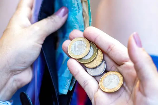 April 2024 Brasilien Frau Behält Echte Münzen Ihrem Portemonnaie Laut Stockfoto