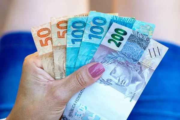 Aprile 2024 Brasile Una Donna Una Cinquantina Centoduecento Banconote Reais Immagine Stock