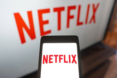 20 Nisan 2024, Brezilya. Bu resimde Netflix üzerinden dünya çapında film ve dizi sağlayıcısının logosu bir akıllı telefonda ve arka planda görüntülenir.