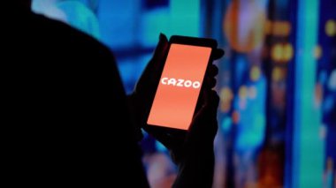 Cazoo logosu elinde akıllı bir telefonla görüntülendi