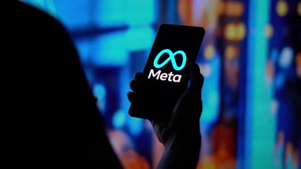 Meta Logo Zien Een Smartphone Hand — Stockvideo