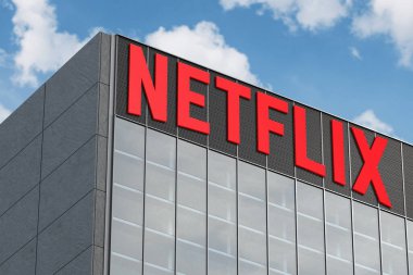 26 Nisan 2024, Brezilya. Bu üç boyutlu resimde Netflix logosu cam binanın tepesinde görülüyor.