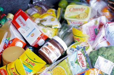 1 Mayıs 2024, Brezilya. Brezilya 'da bir süpermarkette tam yağlı süt, Nutella çikolatası ve çeşitli ürünler bir alışveriş arabasında görülür..