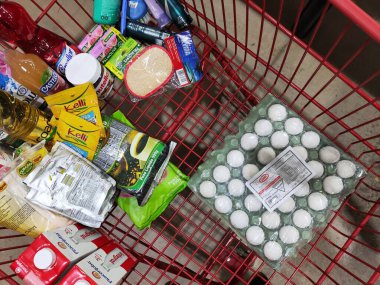 1 Mayıs 2024, Brezilya. Brezilya 'da bir süpermarkette alışveriş arabasının içinde çeşitli ürünler görülmektedir.