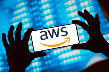 3 Mayıs 2024, Brezilya. Bu resimde, Amazon Web Servisleri (AWS) logosu akıllı telefon ekranında görüntülenir