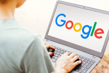 3 Mayıs 2024, Brezilya. Bu resimde, Google logosu akıllı telefon ekranında görüntülenir