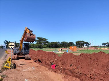 4 Mayıs 2024, Brezilya. Ivinhema, Mato Grosso do Sul 'daki bir kanalizasyon galerisinde çalışan bir kepçe..