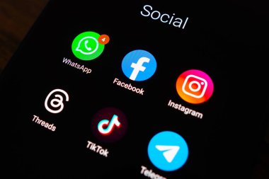 5 Mayıs 2024, Brezilya. Bu resimli sosyal ağlarda (WhatsApp, Facebook, Instagram, Threads, TikTok ve Telegram) akıllı telefondan gösterilen logolar