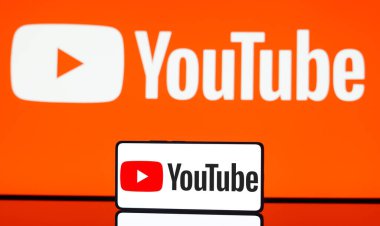 6 Mayıs 2024, Brezilya. Bu resimde YouTube logosu bir akıllı telefon ve arka planda görüntülenmiştir.