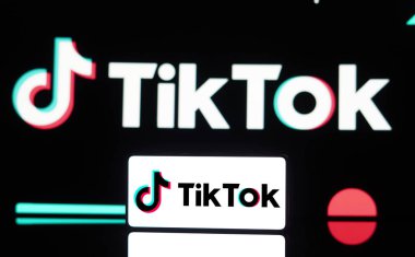 6 Mayıs 2024, Brezilya. Bu resimde TikTok logosu akıllı telefon ekranında ve arka planda gösterilir.