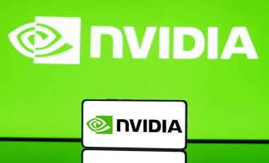 6 Mayıs 2024, Brezilya. Bu resimde Nvidia logosu bir akıllı telefon ekranında ve arka planda gösterilir.